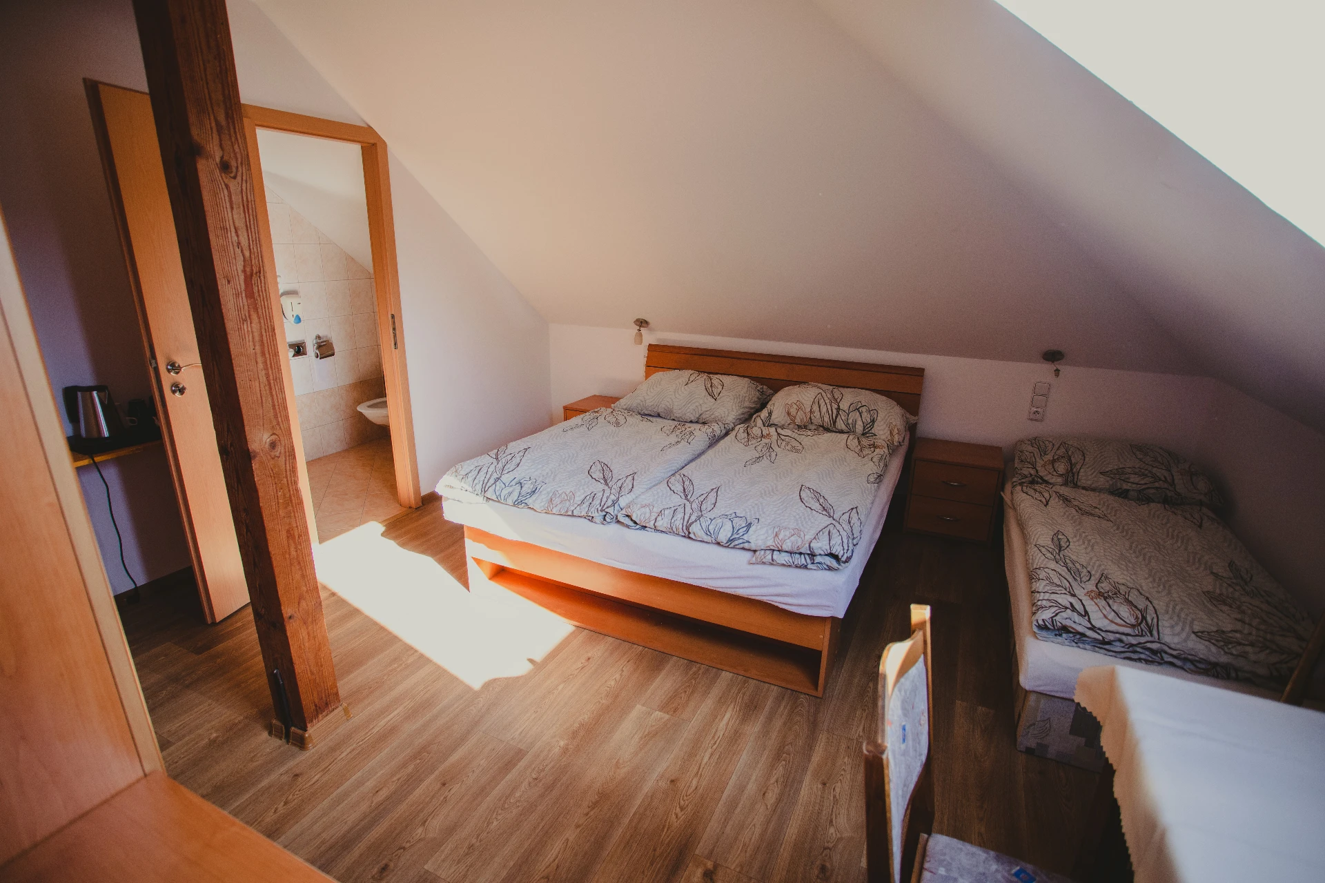 Podkrovní trojlůžkový pokoj